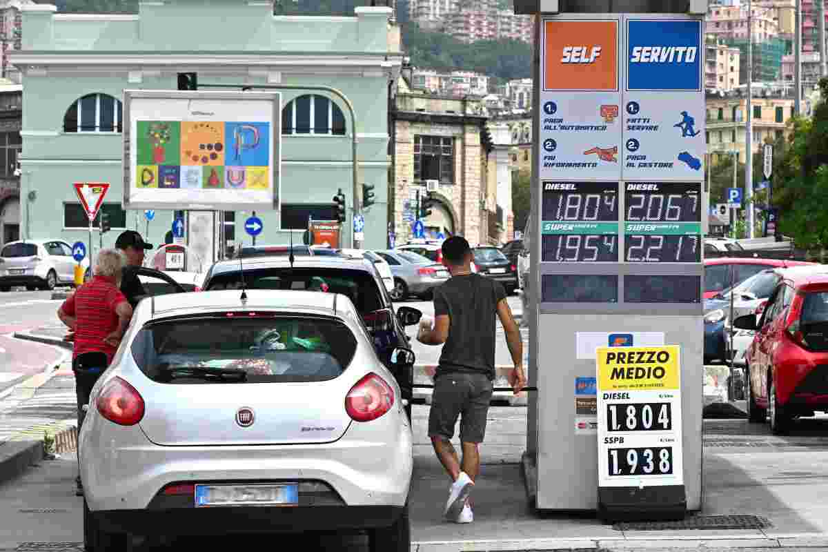 Prezzo Benzina rincari allarme associazione consumatori