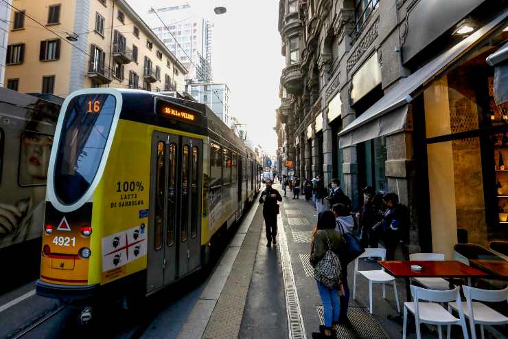 Milano, ancora tutto fermo per strada