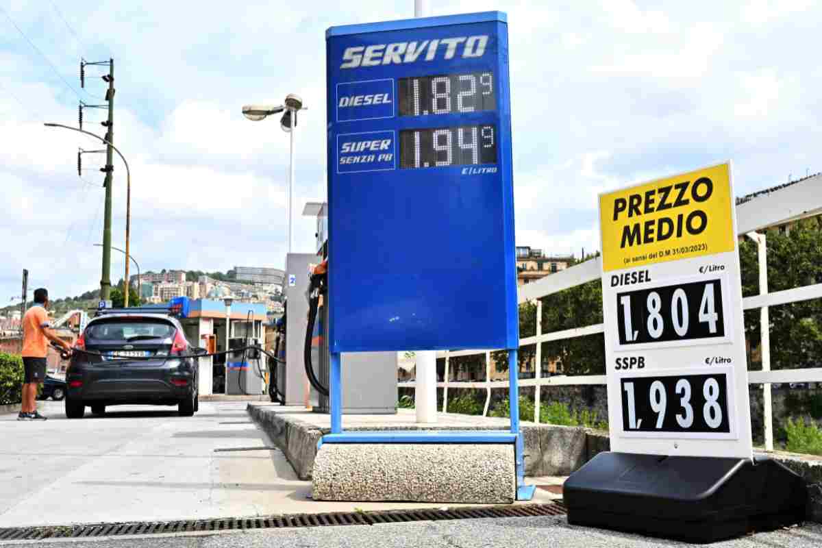 Stop esposizione cartello prezzi medi carburanti