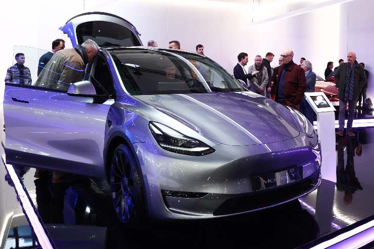 Tesla Model Y crisi nera