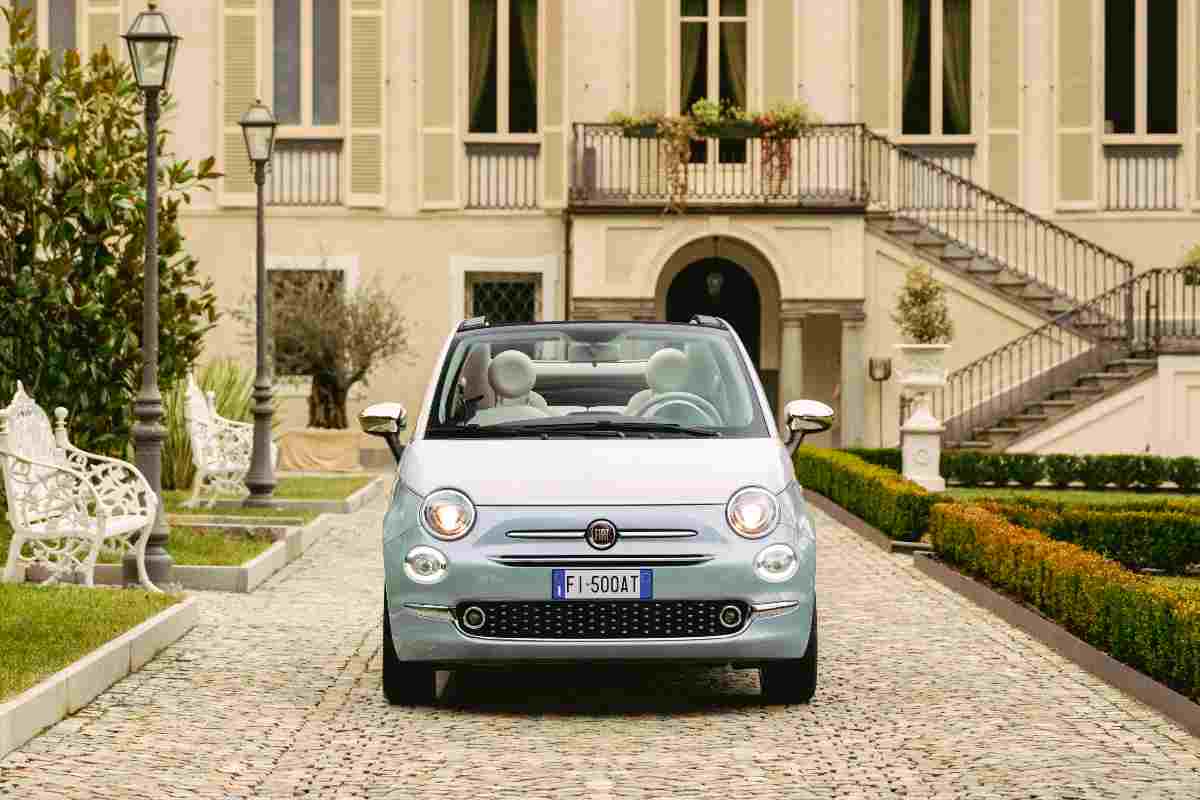 Fiat smette di vendere la 500 a benzina come previsto, ma ha un