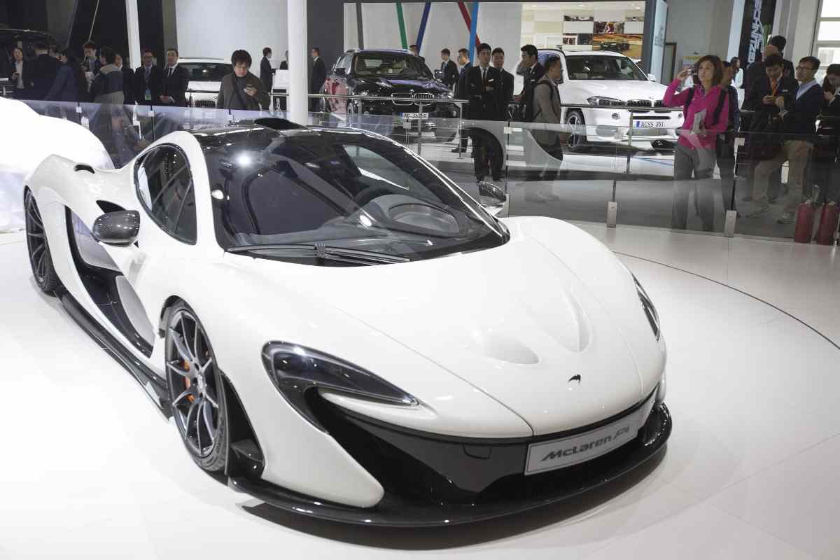 McLaren supercar distrutta governo Filippine