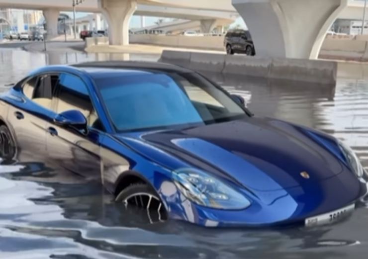 Porsche Panamera auto allagata Dubai video