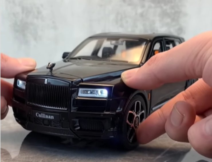 Rolls Royce Cullinan modellino novità costo 36 mila Euro