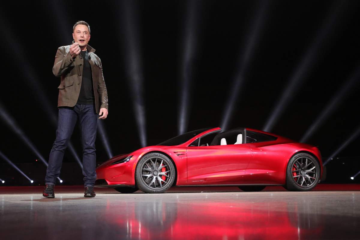 musk tesla inventario auto eccesso