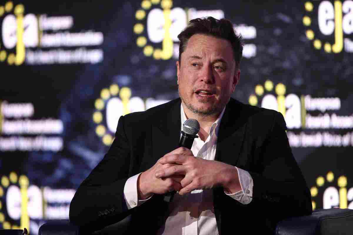 Elon Musk annuncio progetto Robotaxi