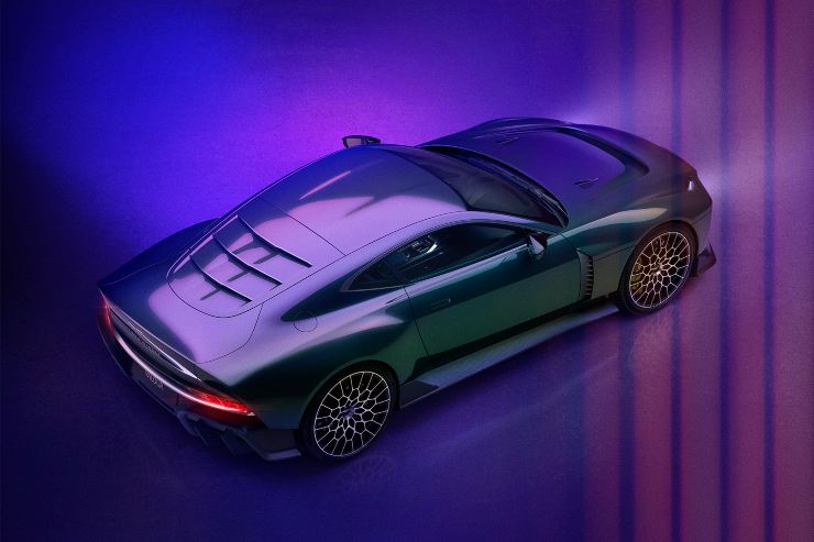 Aston Martin Valour cambio colore vernice 130 mila Euro