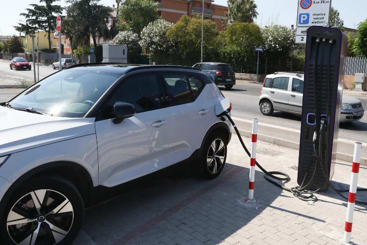 Auto elettrica allarme Europa rischio batteria inquinante
