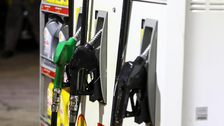 Benzina gasolio prezzi minimi 2024 buone notizie automobilisti