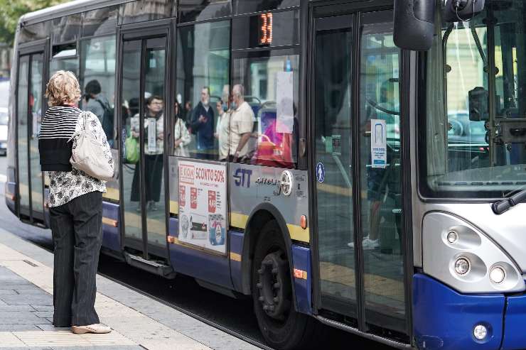 Autobus pubblico trasporti dichiarazione