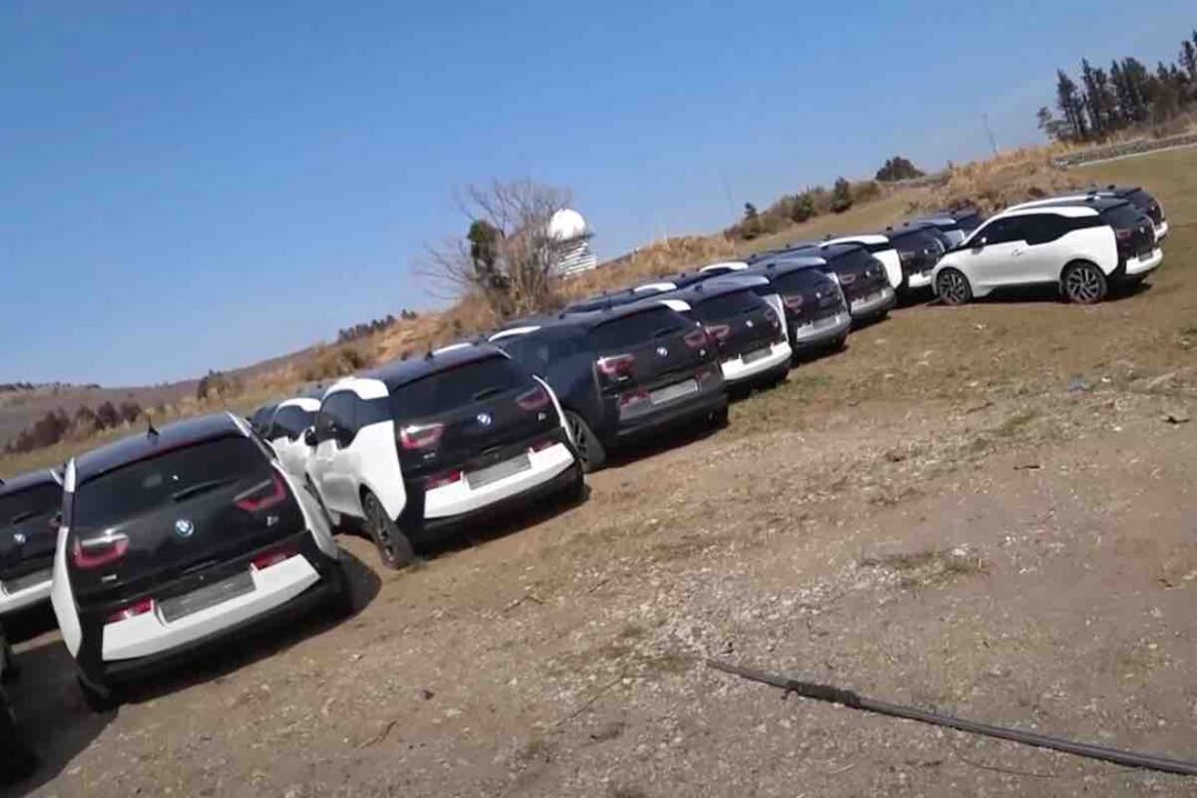 BMW isola abbandonate cimitero auto ritrovamento