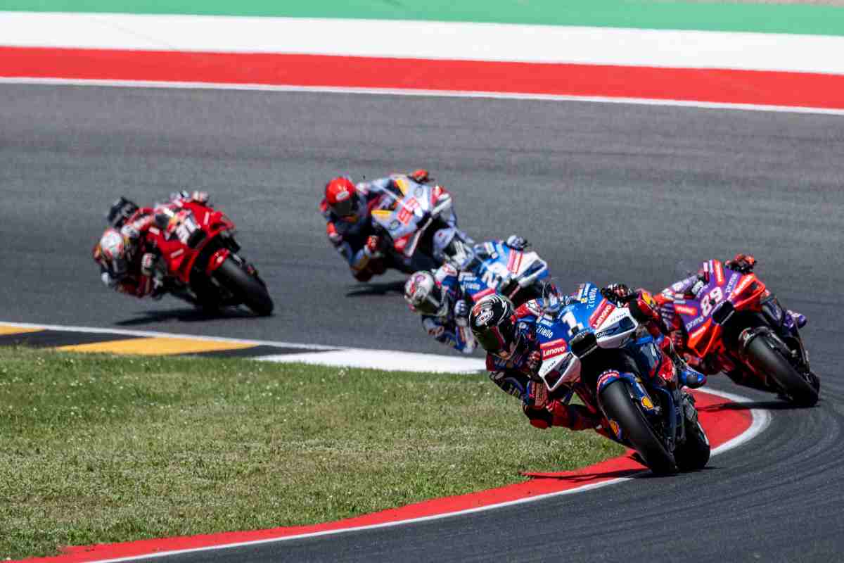 Confronto stipendio Giacomo Agostini piloti MotoGP