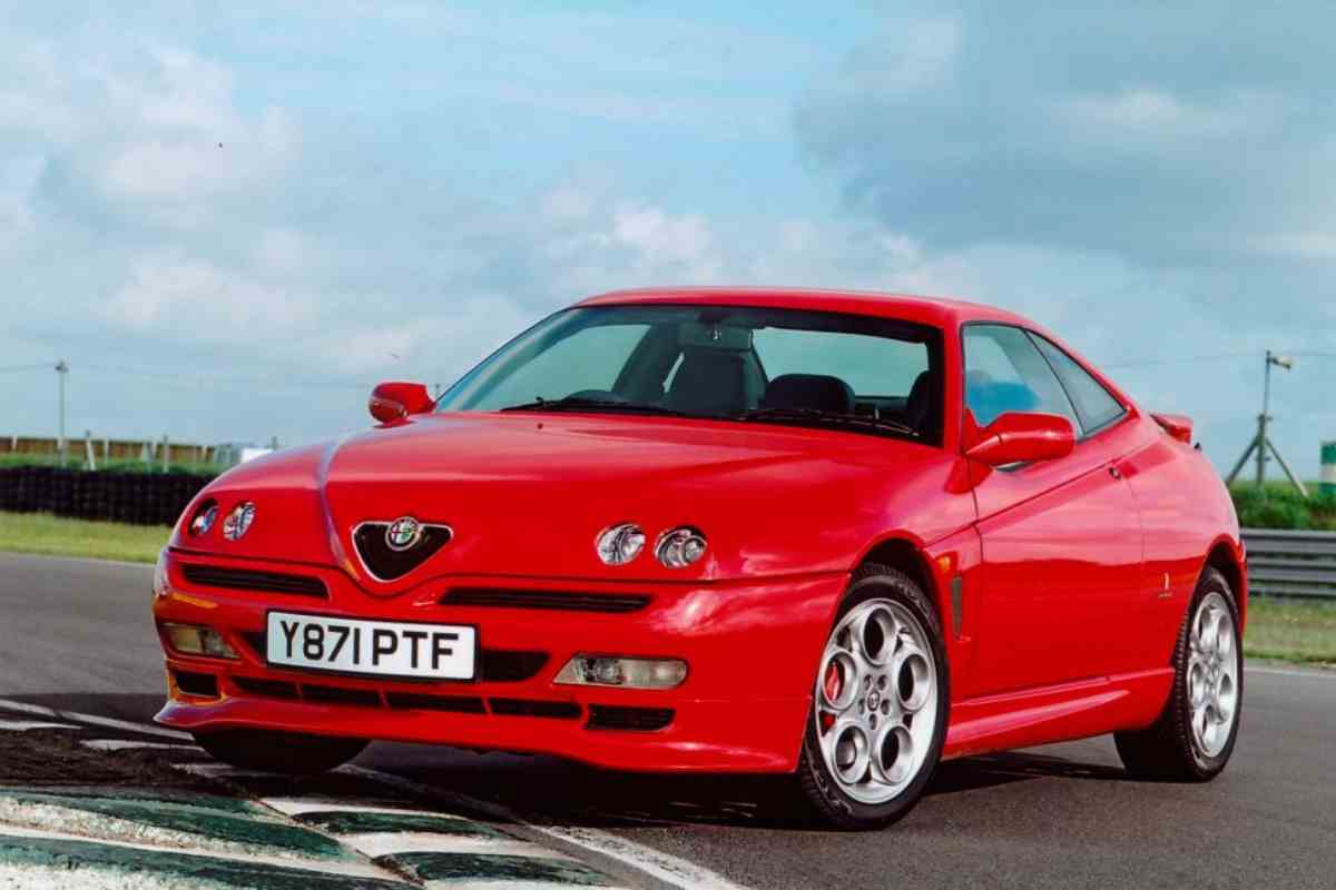 Auto più bella del mondo italiana Alfa Romeo GTV