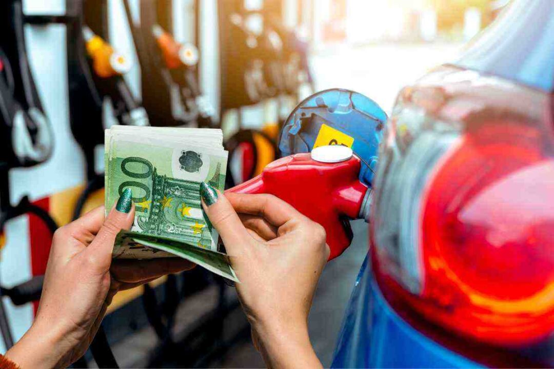 Caro benzina nuovi rialzi self-service