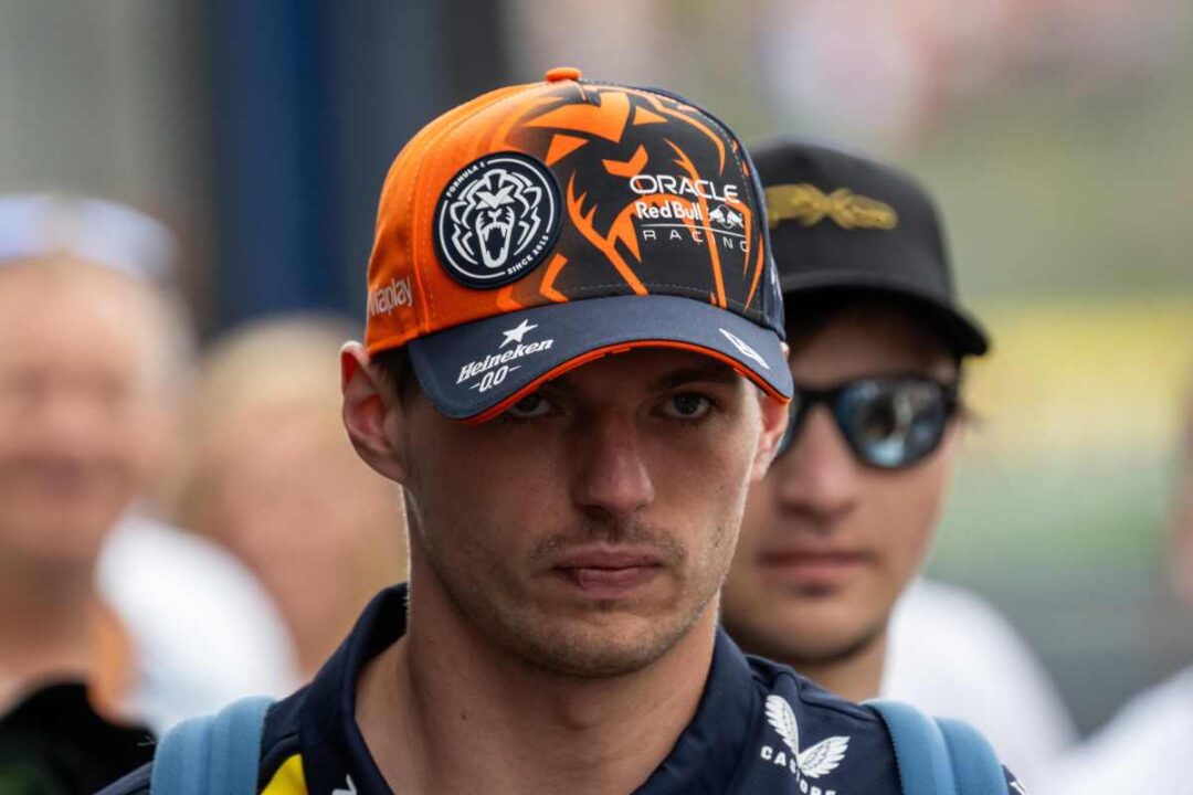 Max Verstappen, la penalità aiuta la McLaren