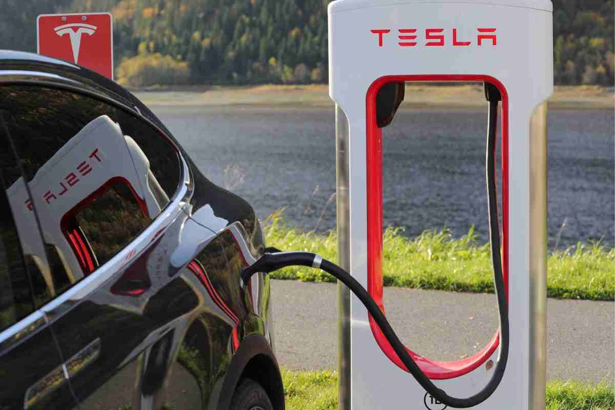 auto elettrica vacanza costa meno tesla supercharger