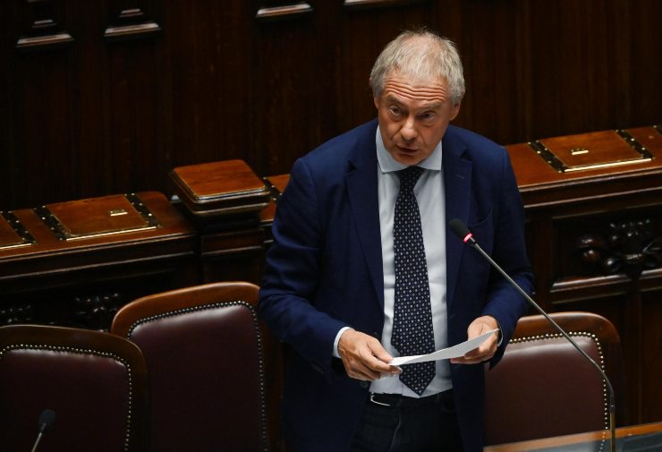 Adolfo Urso annuncio distributori benzina