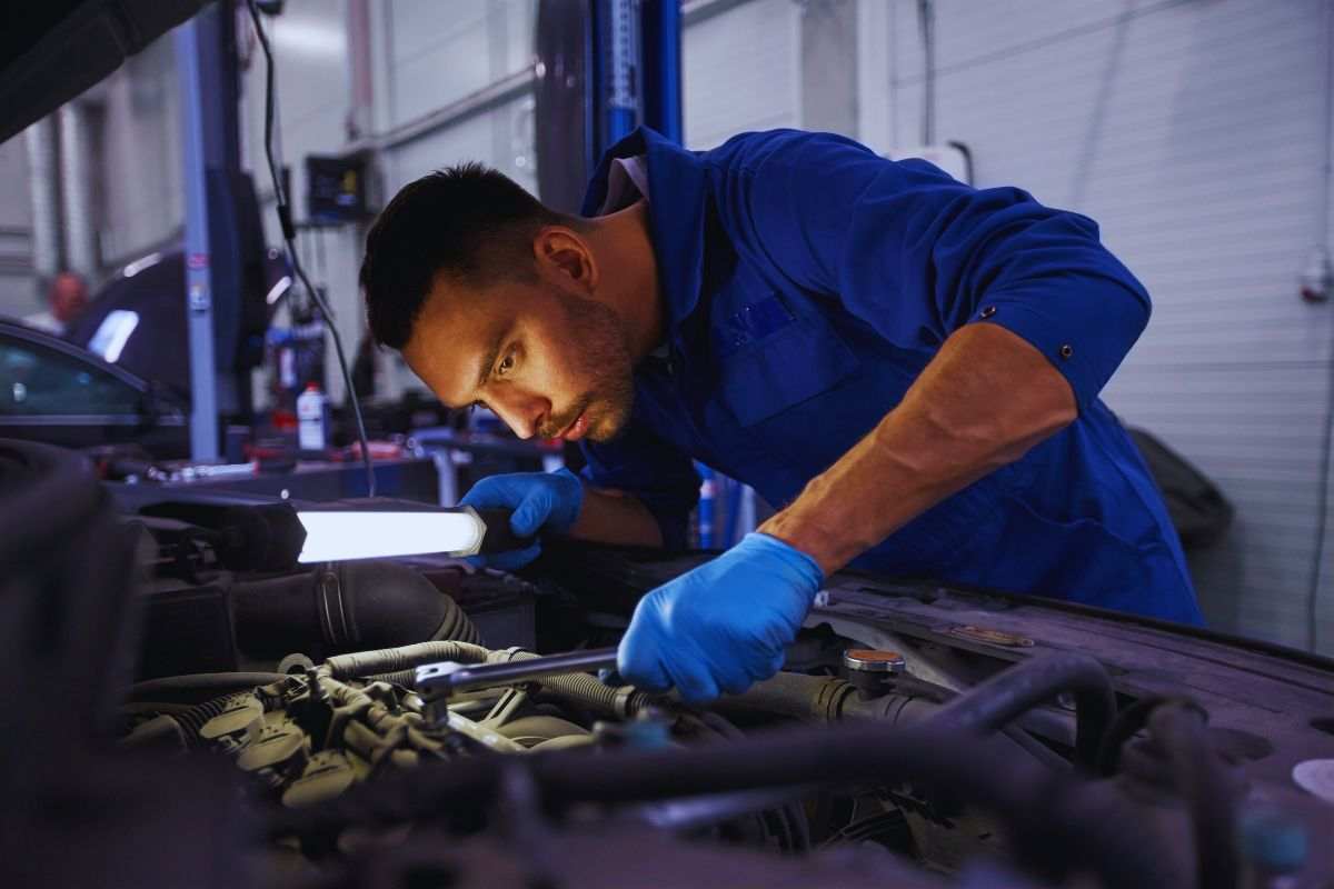 riparare auto in maniera sbagliata