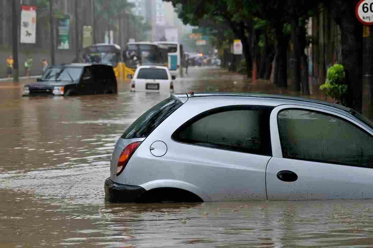 Auto alluvione allarme