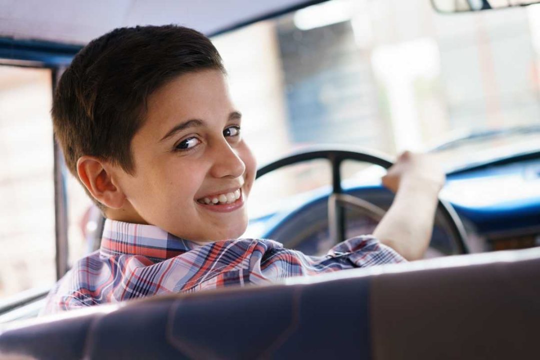 In auto un bambino alla guida