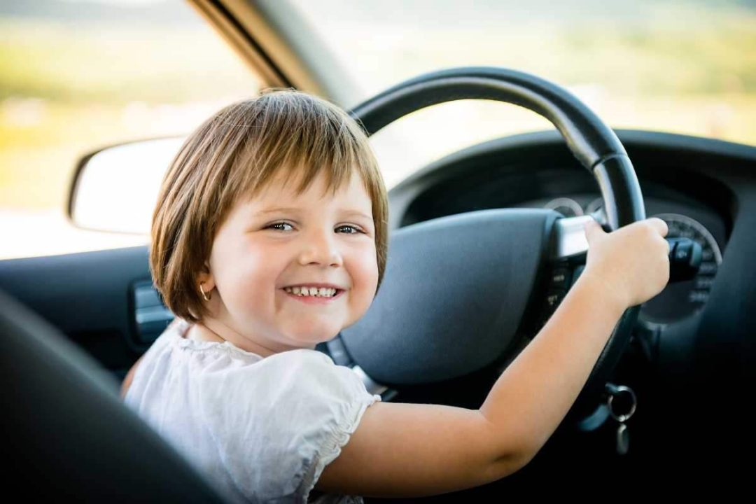 In auto un bambino alla guida