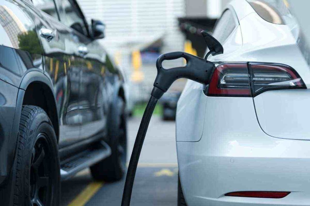 Auto elettriche a 40 euro al mese boom di vendite