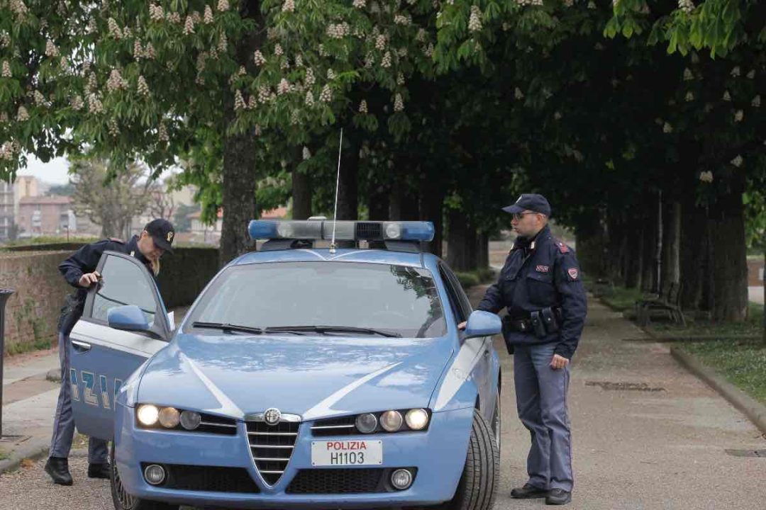 Polizia blocco auto