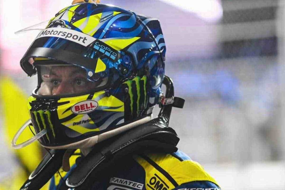 Valentino Rossi gesto aiuto collega